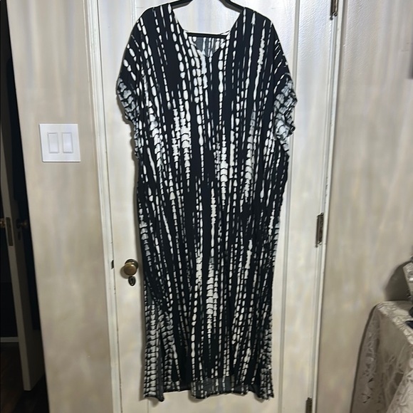 Black and White Resort Maxi Dress with V-Neck - Picture 1 of 4